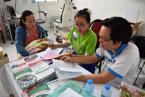 Cảnh báo: trẻ em Việt nguy cơ mù lòa cao do tật khúc xạ