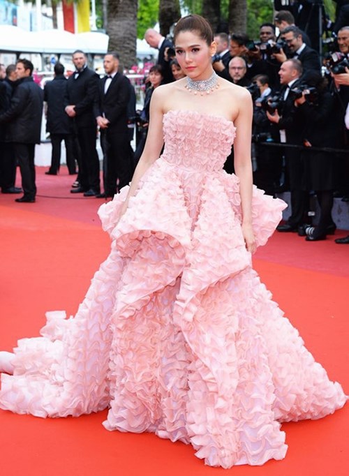 Những chiếc váy khiến mĩ nhân “muối mặt” trên thảm đỏ Cannes