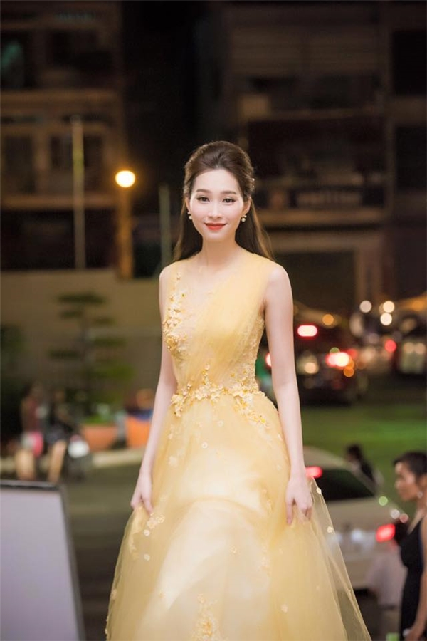 Hoa hậu Thu Thảo biến hóa như “tắc kè hoa” trên thảm đỏ