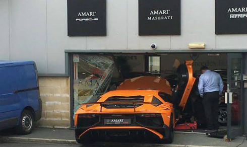  Tại nạn khiến Lamborghini phá hai siêu xe Ferrari 