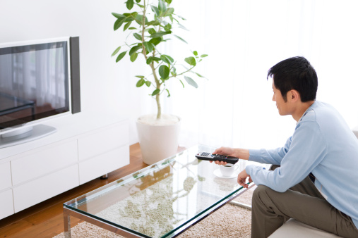 Đàn ông xem tivi trên 5 giờ mỗi ngày dễ bị yếu sinh lý