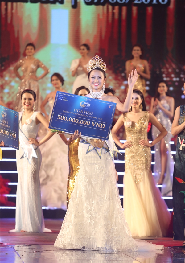 Hình ảnh Thu Ngân khi đăng quang Hoa hậu Bản sắc Việt Toàn cầu 2016