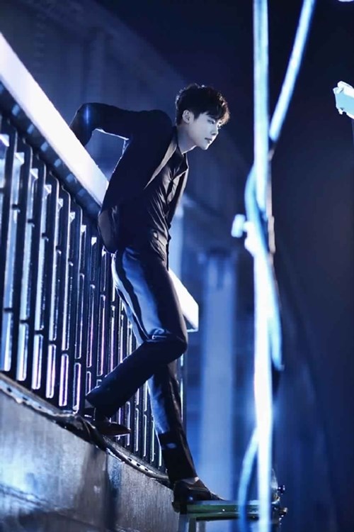 Vẻ đẹp chuẩn ‘soái ca’ của Lee Jong Suk khi diện sơ mi trong W