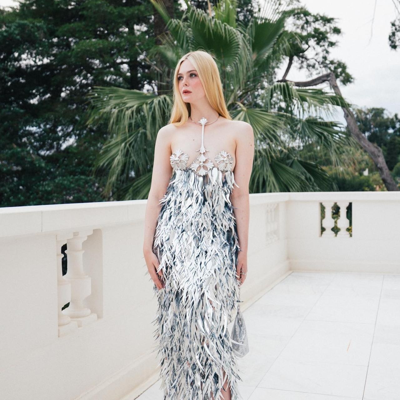 Elle Fanning diện váy hở vai ‘cực’ quyến rũ tại Cannes