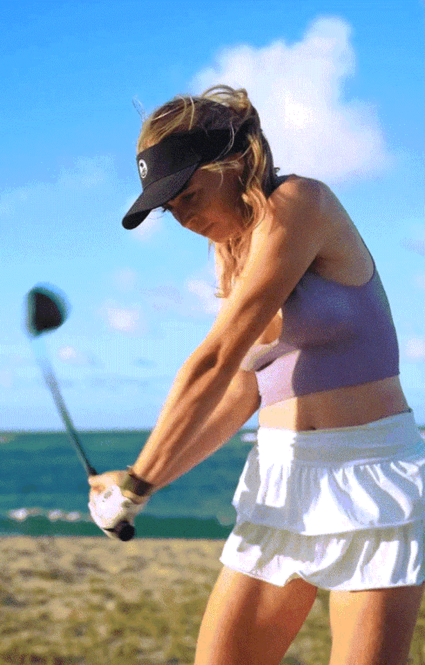 ‘Nữ thần sân golf’ chuộng mốt ‘no bra’ gợi cảm