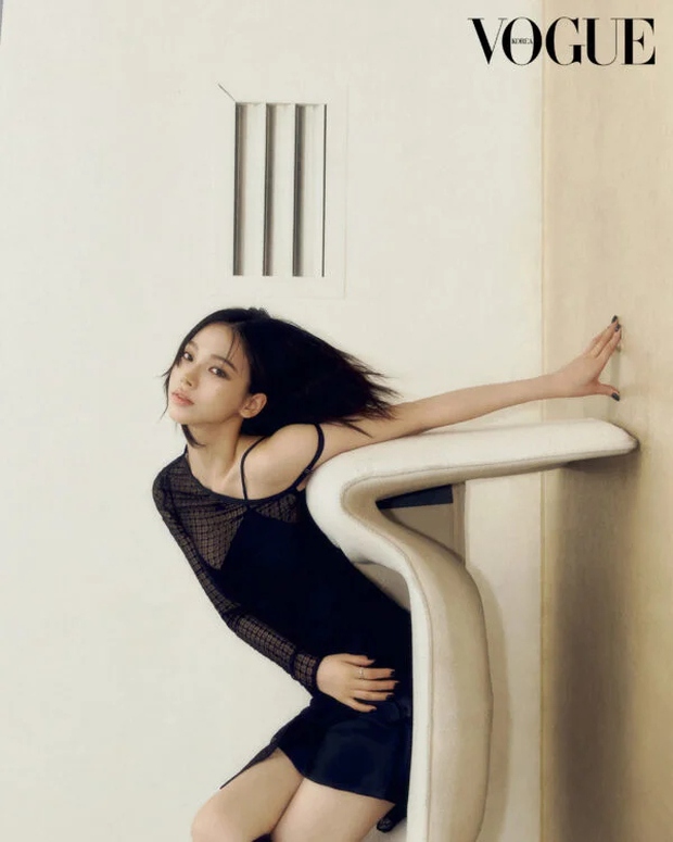 Vẻ đẹp hiện đại của Karina (aespa) trên tạp chí Vogue