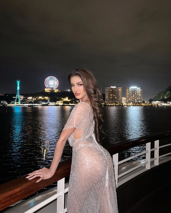 Chiếc váy xuyên thấu gợi cảm của Hoa hậu Hòa Bình Thái Lan