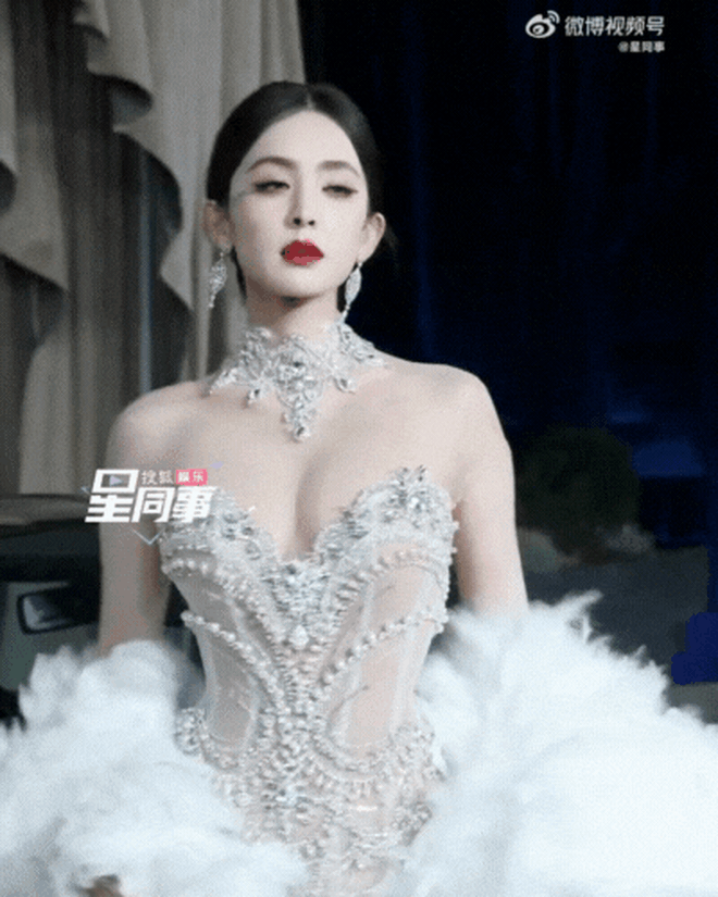 Chiếc váy của NTK Việt thống lĩnh hot search Weibo