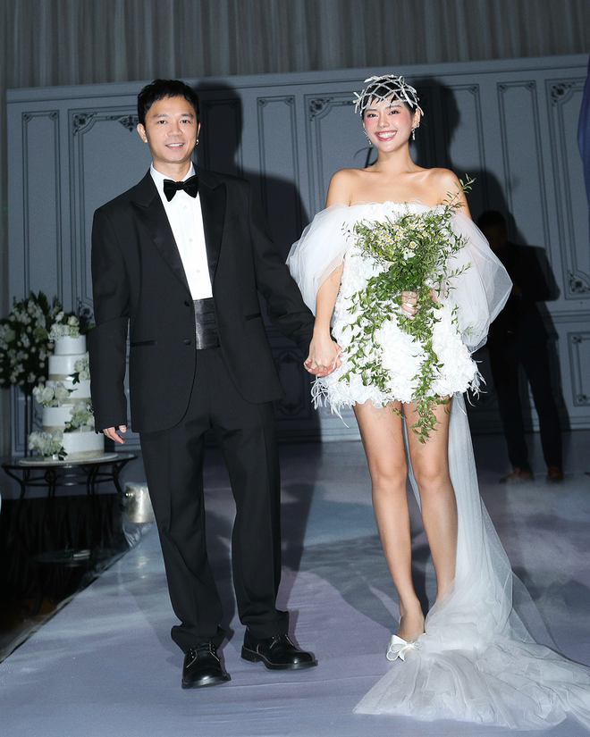 Bộ váy được thiết kế chỉ trong 1 tuần vẫn xinh xỉu của Cô Em Trendy Khánh Linh