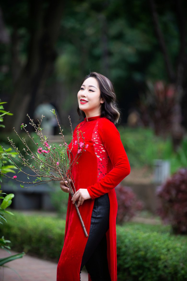 Hoa hậu Ngô Phương Lan phá cách khi diện legging với áo dài