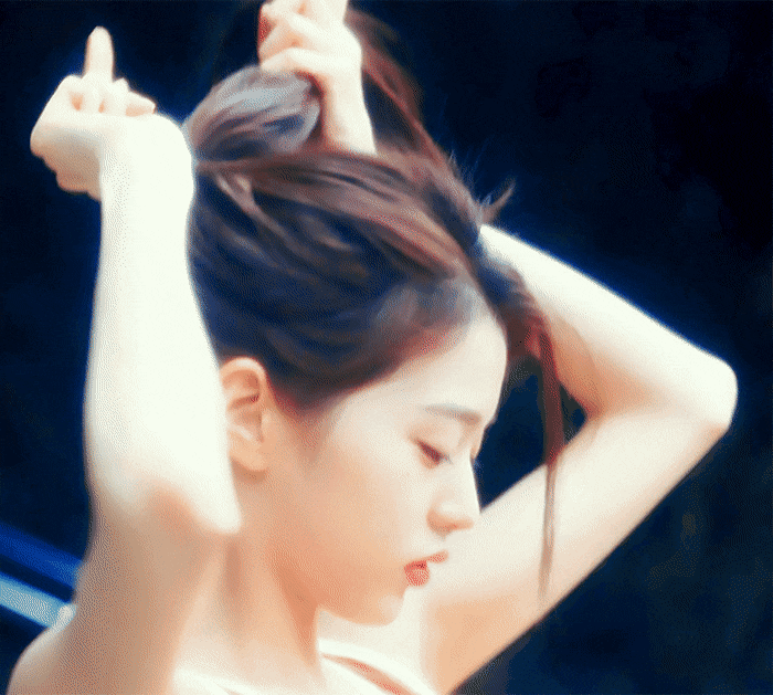 Khoảnh khắc buộc tóc gây sốt MXH của Jang Wonyoung