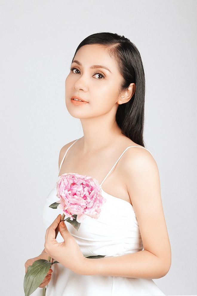 Nhan sắc trẻ trung của ‘Người đẹp Tây Đô’ Việt Trinh
