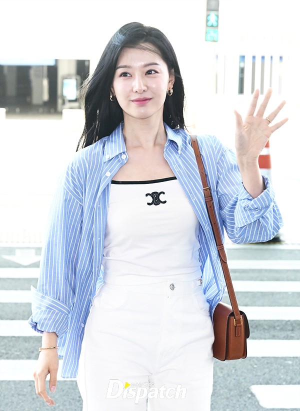 Kim Ji Won xinh ngất ngây hóa ‘Nữ hoàng sân bay’