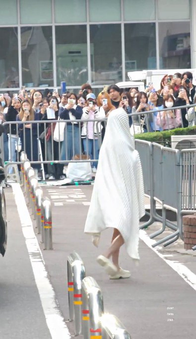 Outfit ‘độc lạ’ được Jang Wonyoung diện trên đường đến Music Bank 