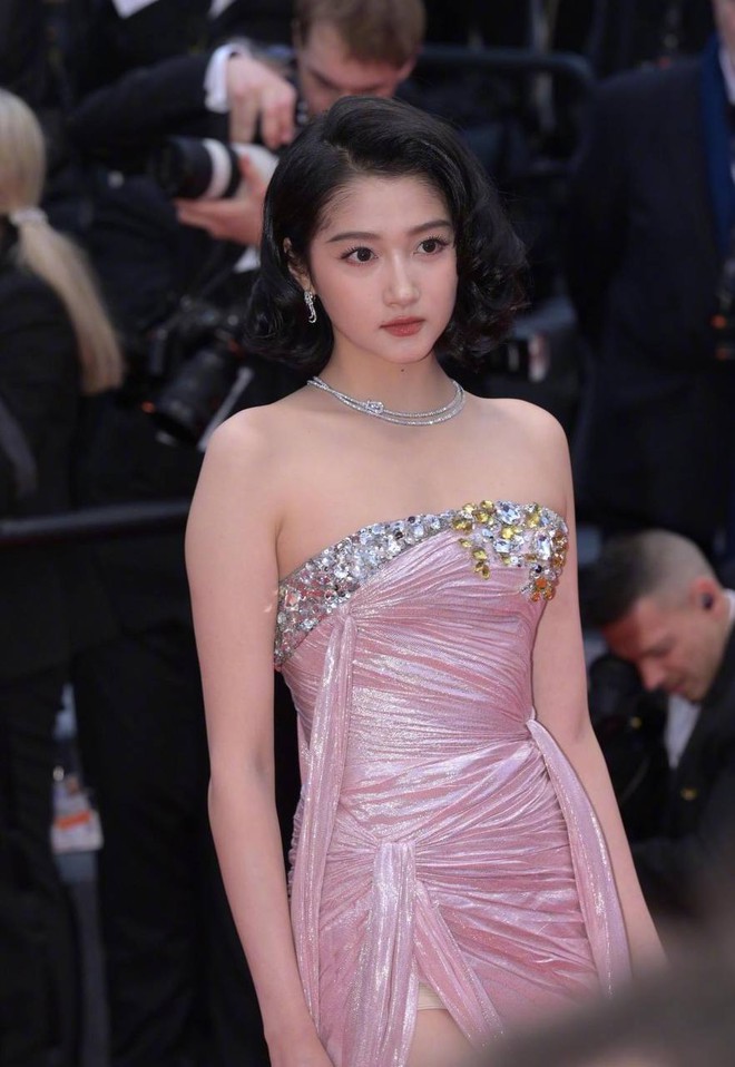 Thời trang của Quan Hiểu Đông tại Liên hoan phim Cannes 2024