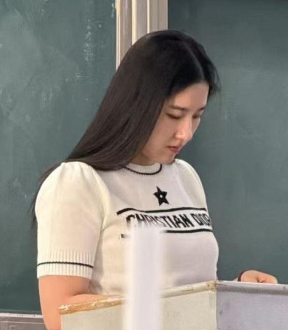 Cô giáo giống hệt Lưu Diệc Phi nổi rần rần trên MXH