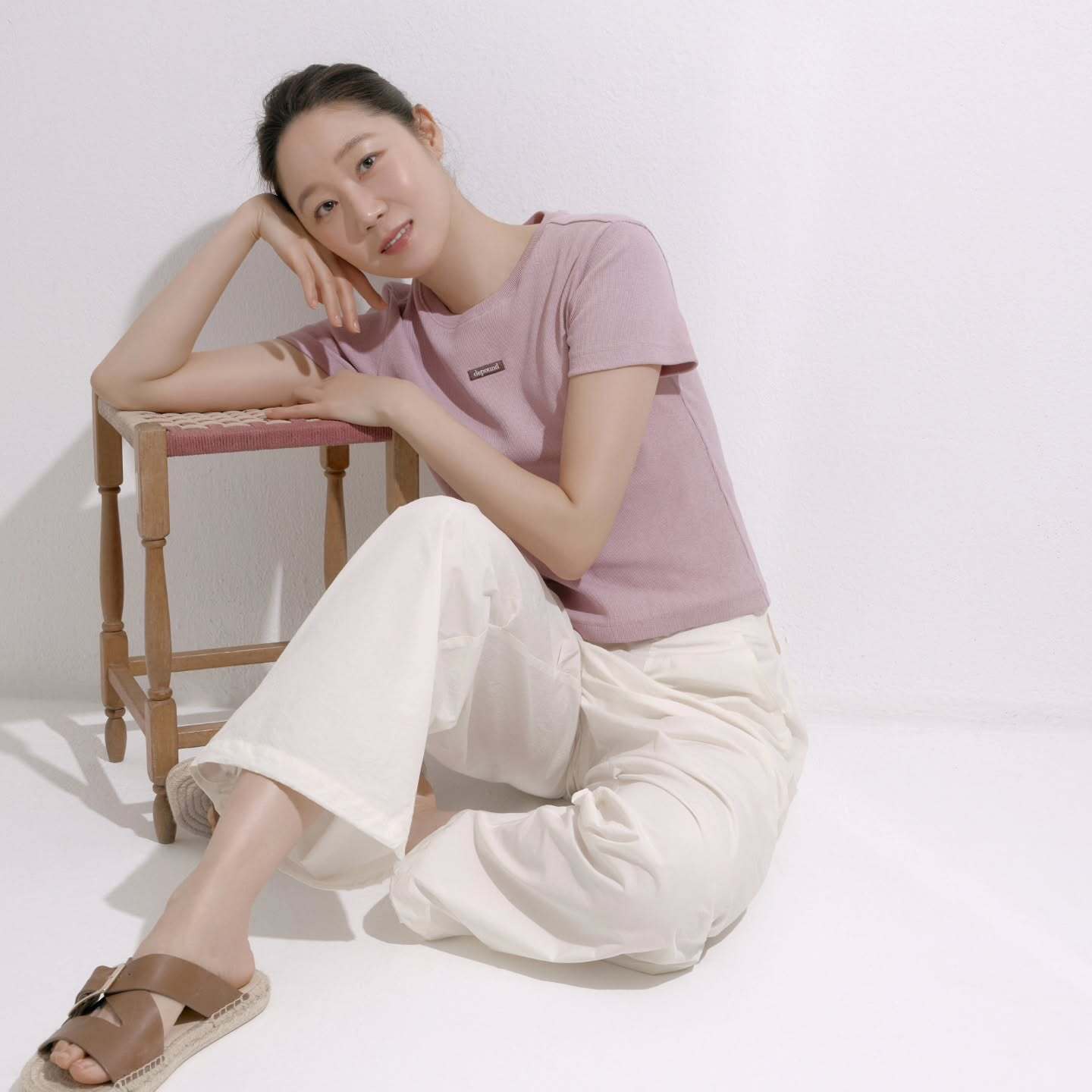 Gong Hyo Jin biến hóa phong cách với các item thoải mái và năng động