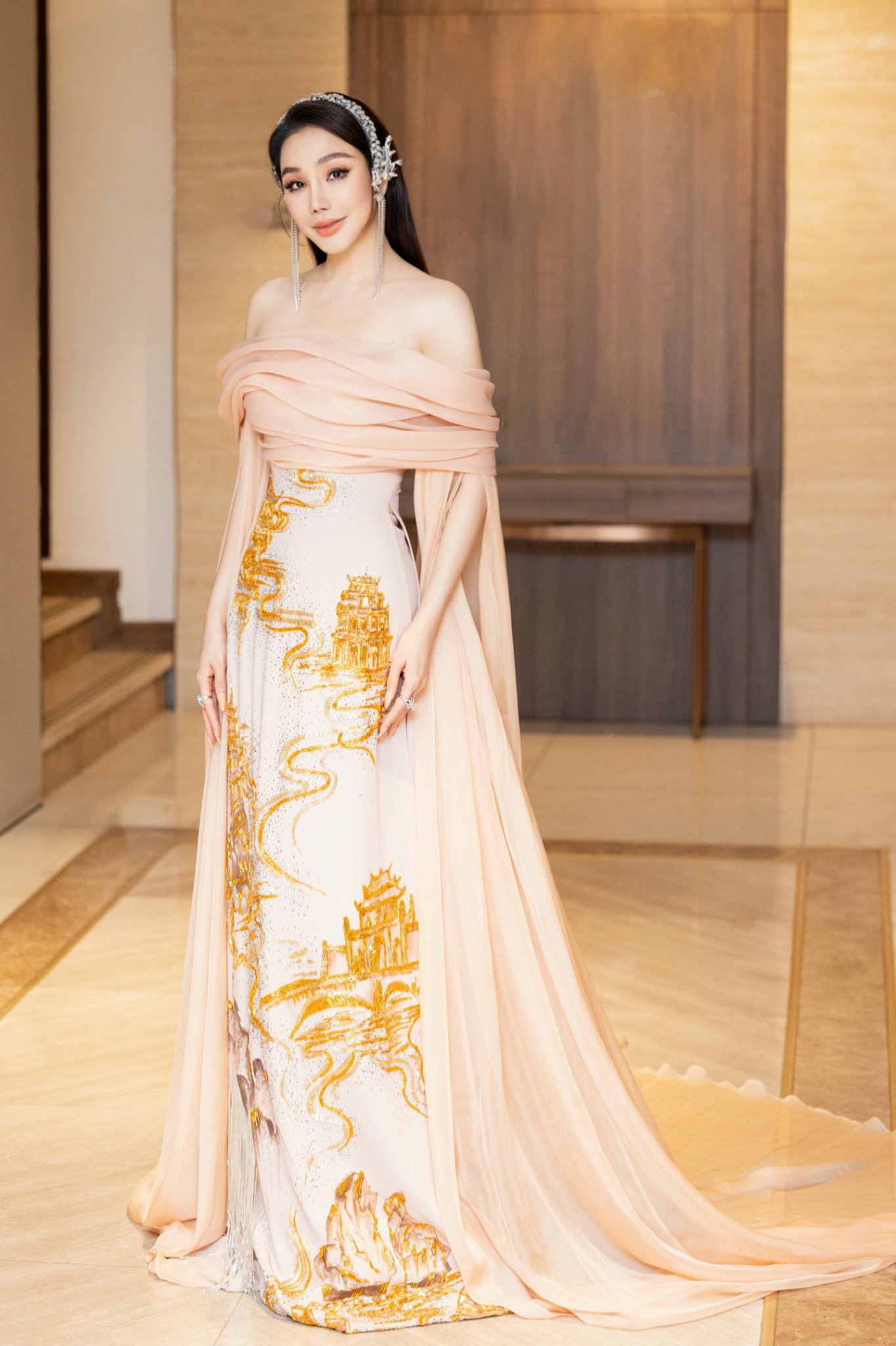 Ngắm Hồ Quỳnh Hương xinh đẹp trong những lần diện áo dài
