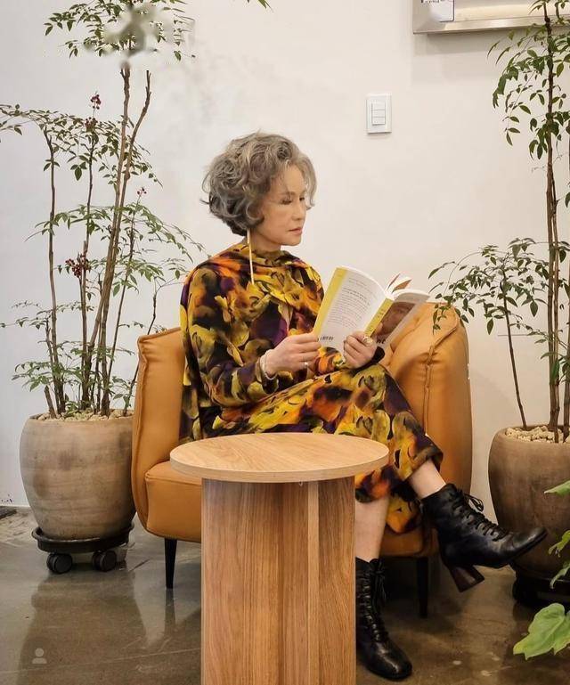 Học bí kíp mặc đẹp từ fashionista 70+